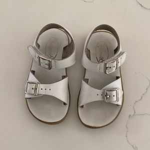 Footmates Velcro white sandals